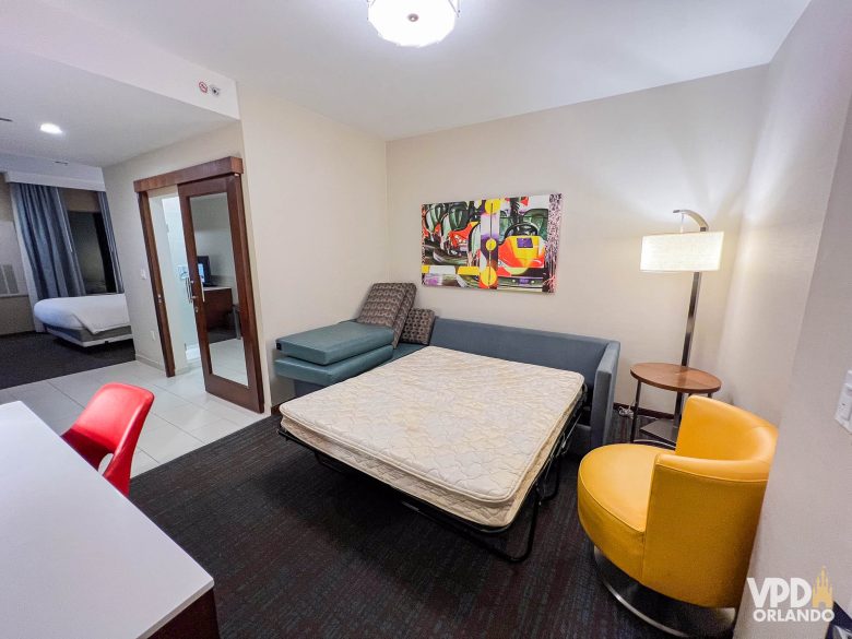 sofá-cama de casal do quarto do hotel Springhill Suites