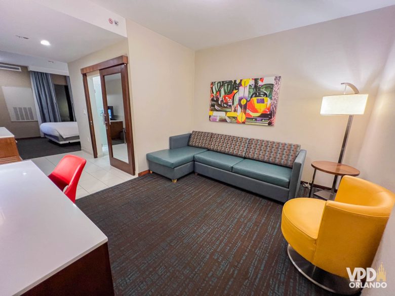 sofá e sala do quarto do hotel Springhill Suites