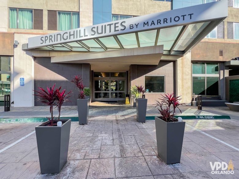 placa com o nome do hotel na entrada do Springhill