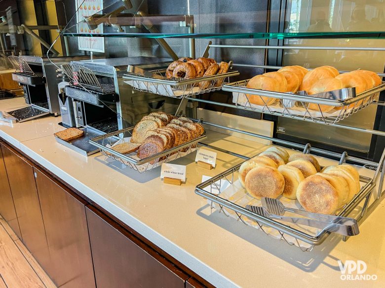 oferta de pães no café da manhã do hotel Springhill Suites