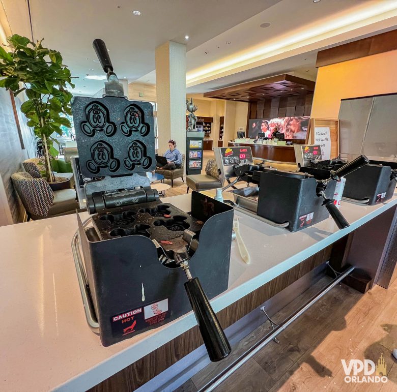 Máquina de fazer waffles em formato de Mickey no café da manhã do hotel Springhill Suites