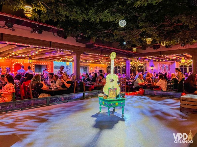 No Disney Wonder e no Disney Magic, tem até restaurante com personagem no jantar rotacional!