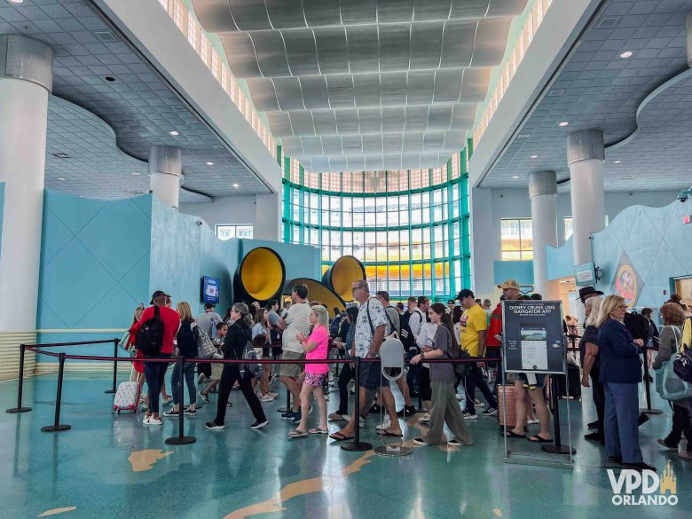 passageiros chegando para embarcar no cruzeiro da Disney