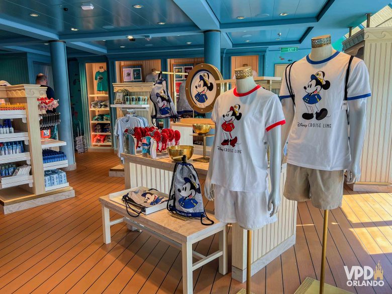 loja de um navio da Disney com itens do Mickey e da Minnie no display