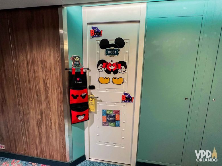 porta decorada de um navio da Disney