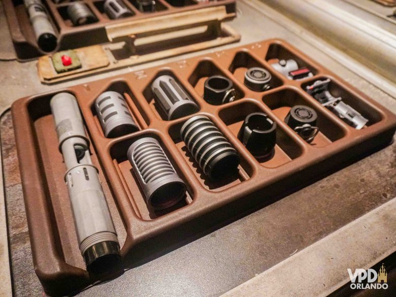 Peças do sabre de luz de Star Wars vendidas na experiência Savi’s Workshop