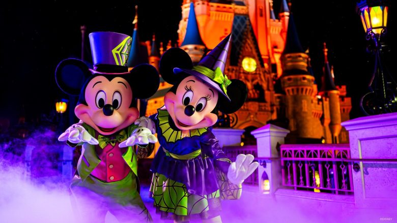 Mickey e Minnie com a fantasia de Halloween