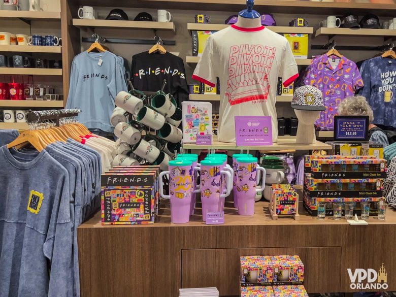 Loja com produtos de produções da Warner