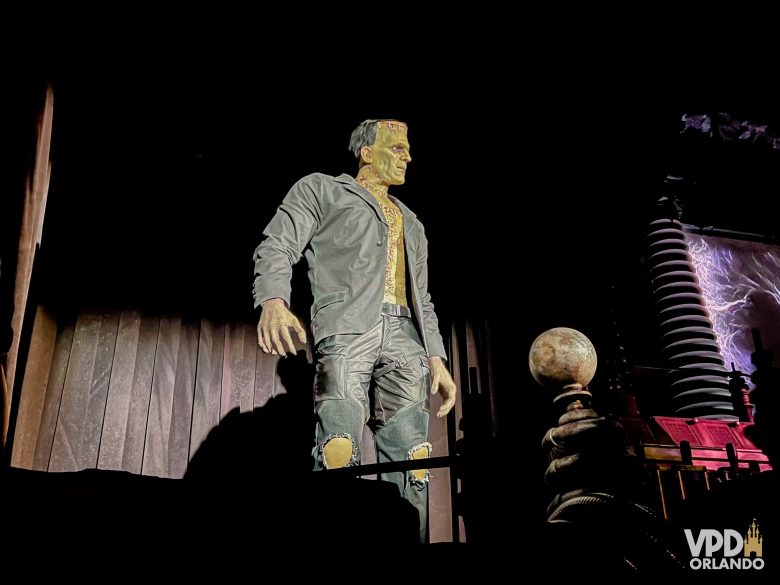 Animatrônico do Frankenstein na fila da atração