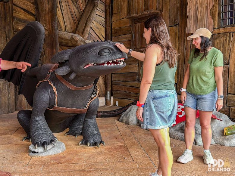 Rê e Bia encontrando o dragão Banguela