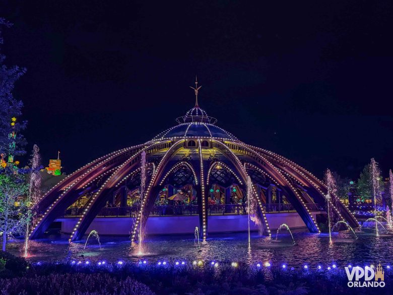 O Constellation Carousel iluminado à noite no Epic Universe