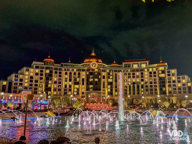 Lago iluminado com fontes no Celestial Park 