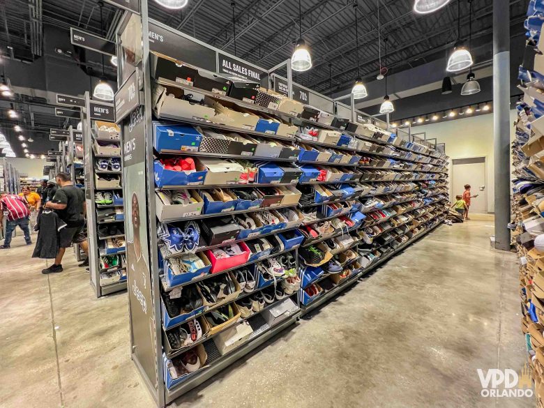 Seção de tênis da loja da Adidas no Orlando Outlet Marketplace