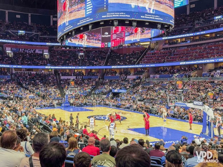 Foto de um jogo da NBA no Amway Center