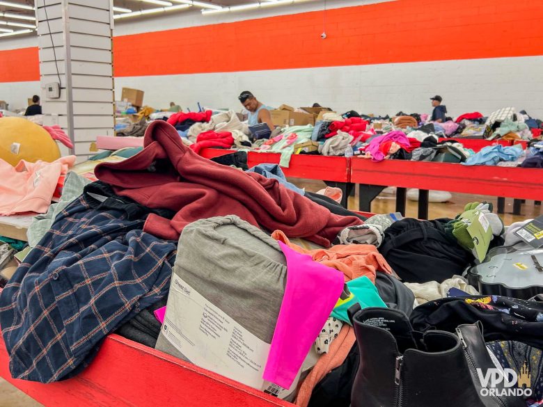 Bancada de roupas na Crazy Hot Buys