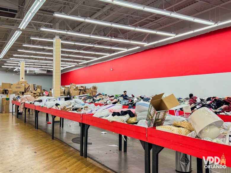 Visão geral do interior da loja Crazy Hot Buys em Orlando