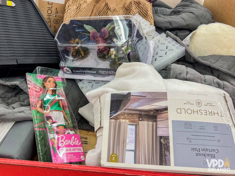 Produtos na bancada da Crazy Hot Buys