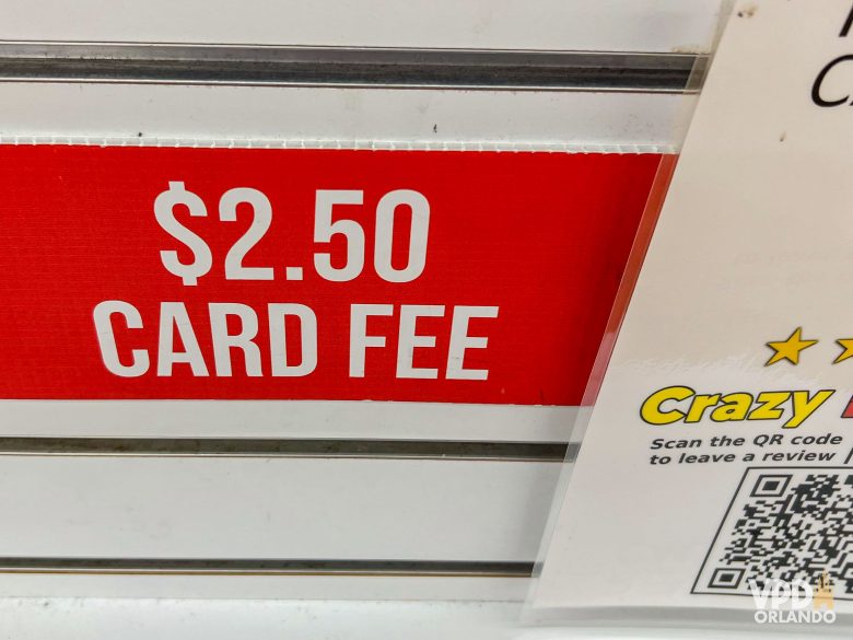 placa da taxa de cartão cobrada na Crazy Hot Buys