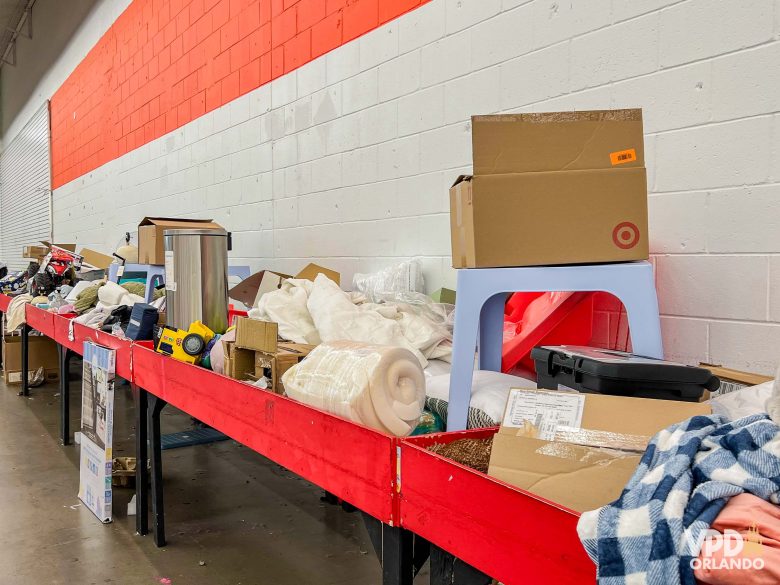 Bancadas de produtos da Crazy Hot Buys em Orlando