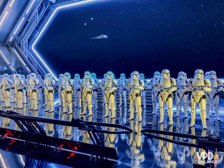 Imagem de vários stormtroopers na fila da atração Rise of the Resistance, na Disney