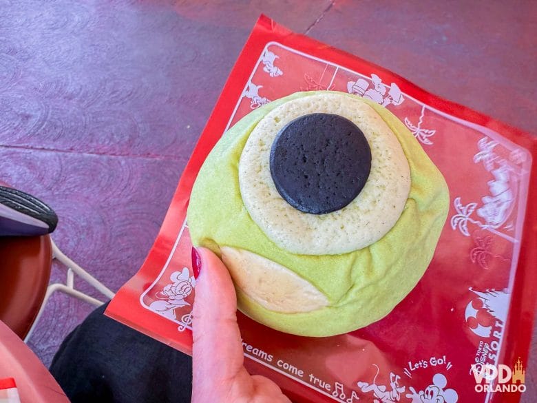 Melon Pan temático do Mike Wazowski vendido no Tokyo Disneyland