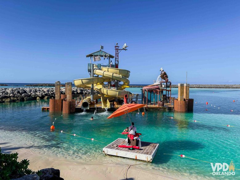 Brinquedo com toboágua no meio do mar de Castaway Cay