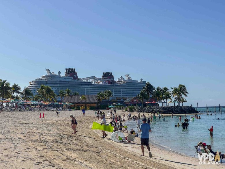 Praia de Castaway Cay com cruzeiro da Disney ao fundo