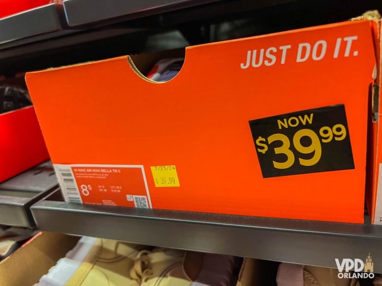 Foto da placa de promoção em um outlet