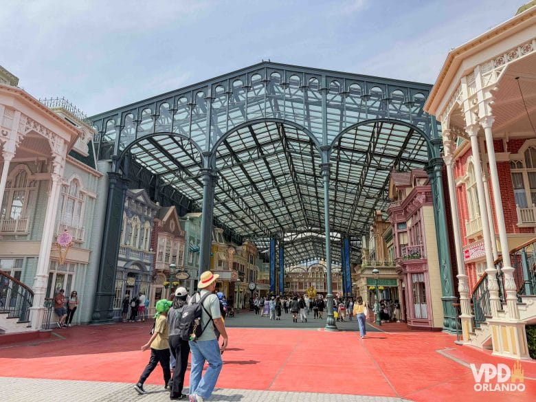 Visão geral da Main Street coberta do Tokyo Disneyland