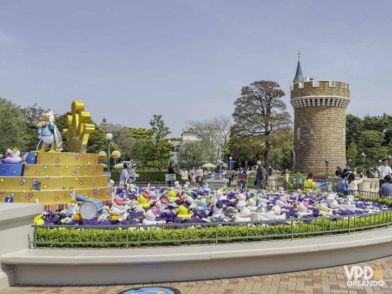 Pátio central do Tokyo Disneyland com homenagens ao Pato Donald