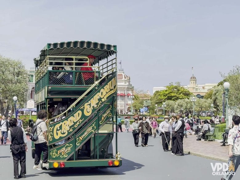 A atração Omnibus circulando pelo Tokyo Disneyland