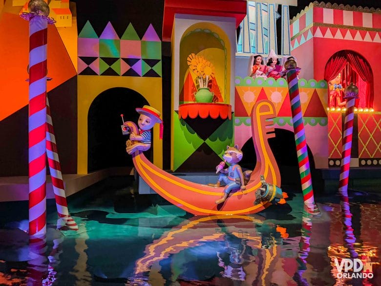 Parte interna da atração It´s a Small World no Tokyo Disneyland