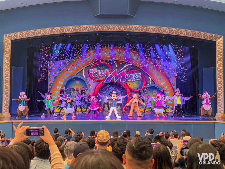 Palco com os personagens durante o show Club Mouse Beat no Tokyo Disneyland