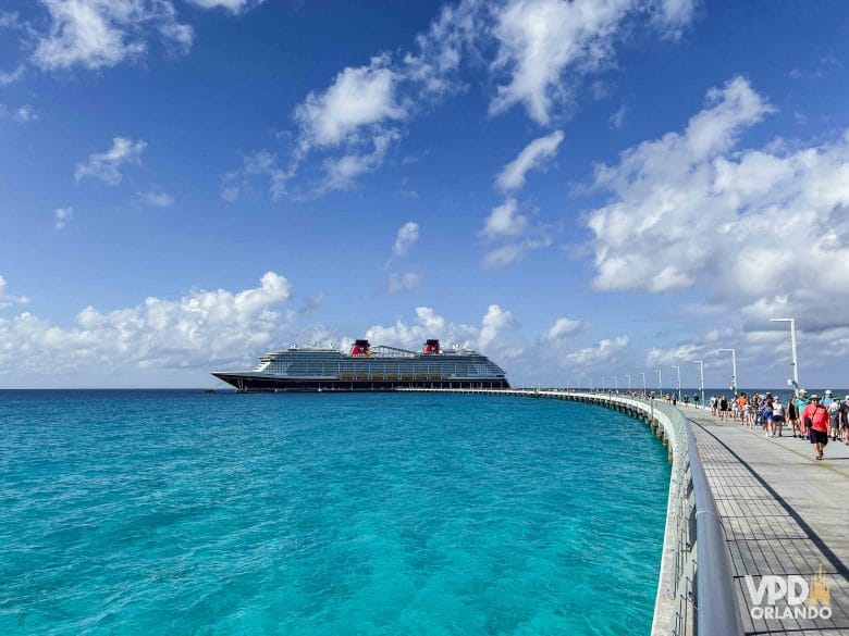 Visão geral do navio durante trajeto até a entrada de Lookout Cay