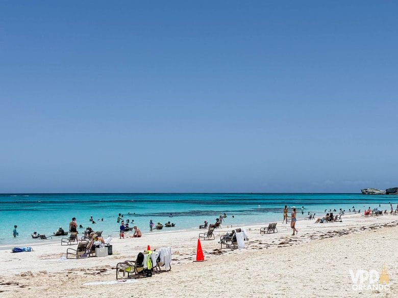 Vista geral de um trecho de praia em Lookout Cay