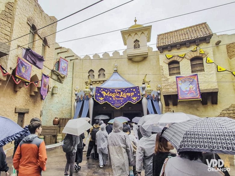 Fila para a atração Magic Lamp Theater no Tokyo DisneySea