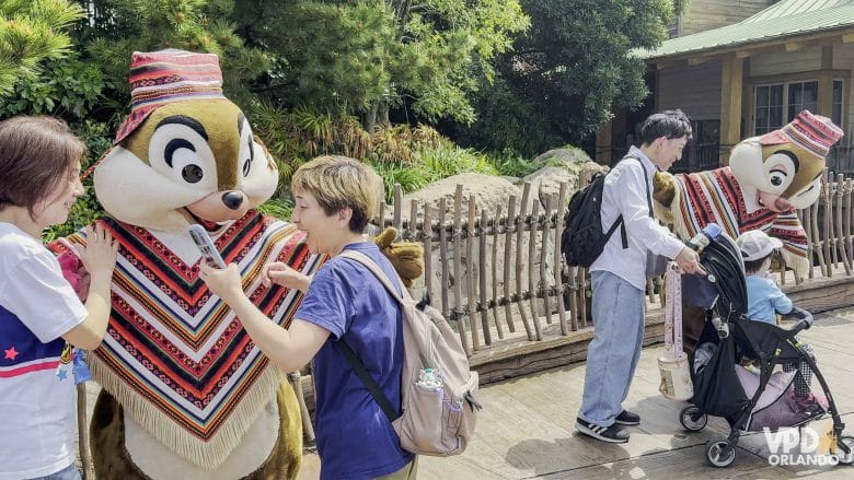 Encontro com personagens Tico e Teco no Tokyo DisneySea