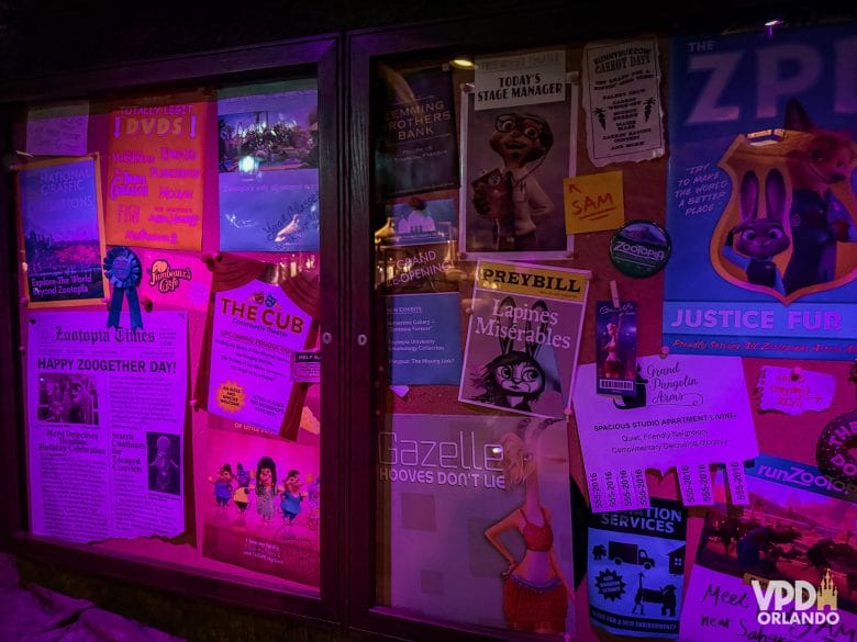 Quadro de recados na fila da Zootopia: Better Zoogether.