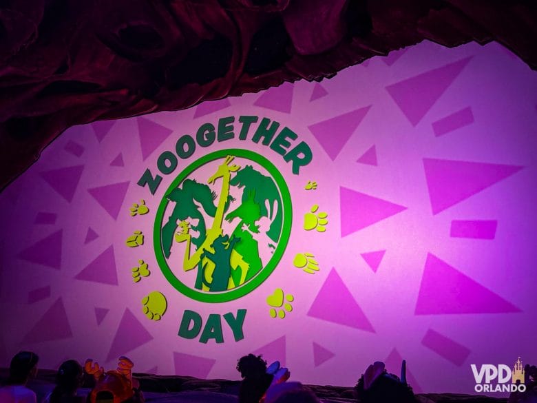 Tela do Zootopia: Better Zoogether com Zoogether Day escrito em um fundo rosa.