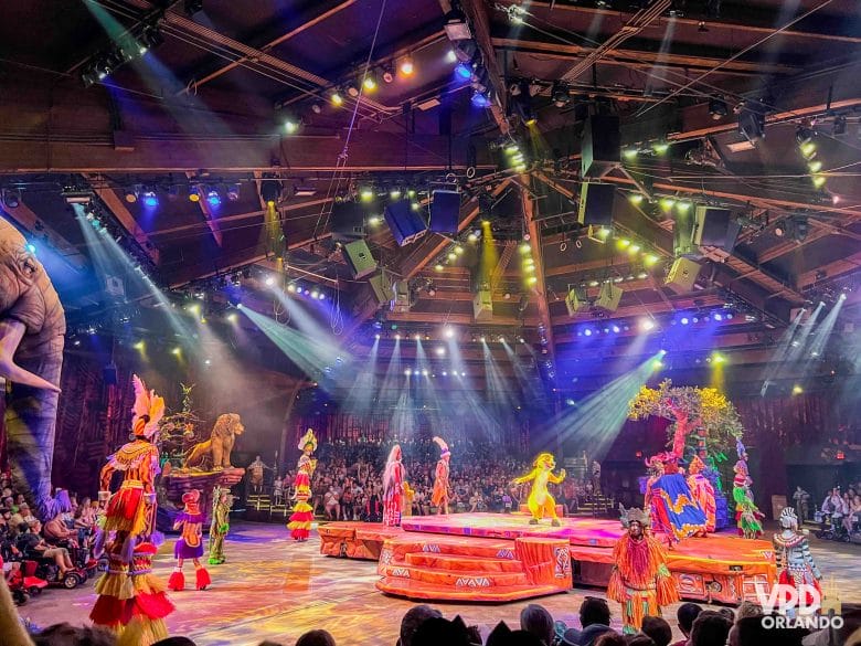 Visão geral do show Festival of the Lion King no Animal Kingdom