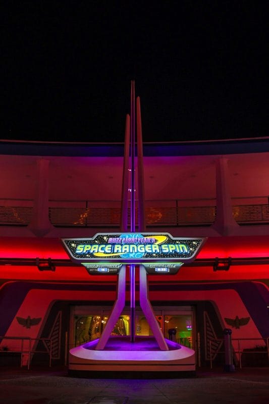 Imagem noturna da nova fachada da Buzz Lightyear’s Space Ranger Spin
