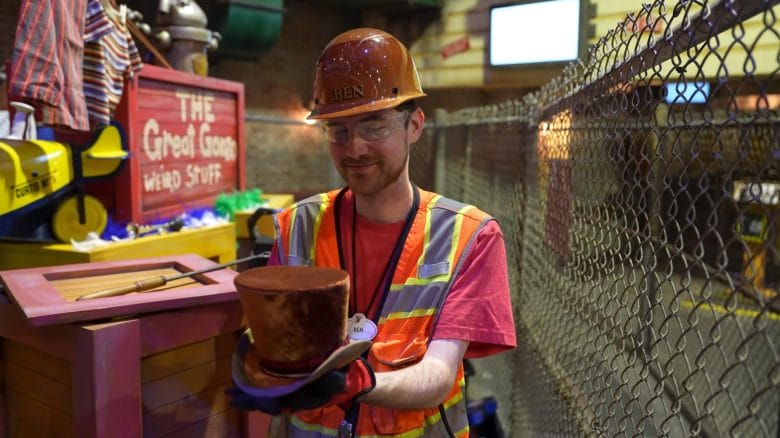 Imagineers durante obras da Rock 'n' Roller Coaster Starring The Muppets