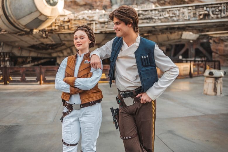 Han Solo e Princesa Leia perto da Millennium Falcon na Star Wars: Galaxy’s Edge