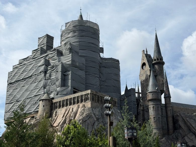 Imagem da fachada do castelo de Hogwarts em manutenção