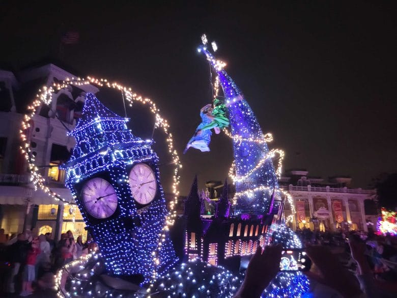 Imagem do voo do Peter Pan e da Wendy durante a Disney Starlight