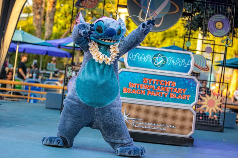 Imagem do Stitch durante o Stitch’s Interplanetary Beach Party Blast no Kids Rule Summer