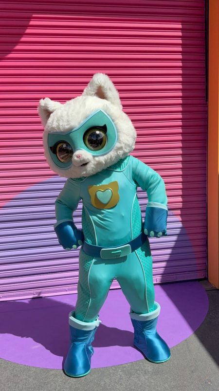 Bitsy do desenho SuperKitties durante encontro no Hollywood Studios