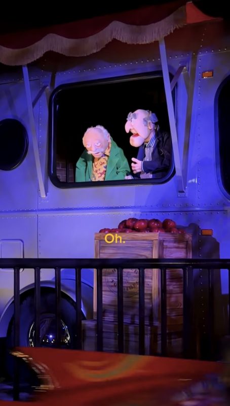 Personagens Statler e Waldorf na fila da Rock ‘n’ Roller Coaster Starring The Muppets