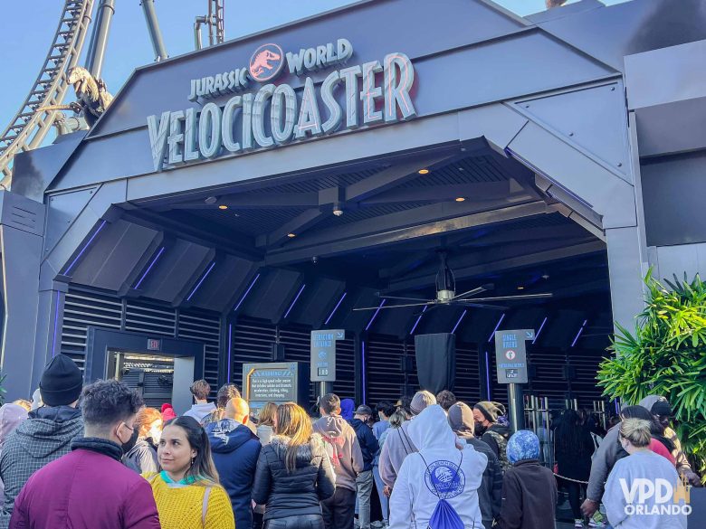 Fila da atração VelociCoaster no Islands of Adventure