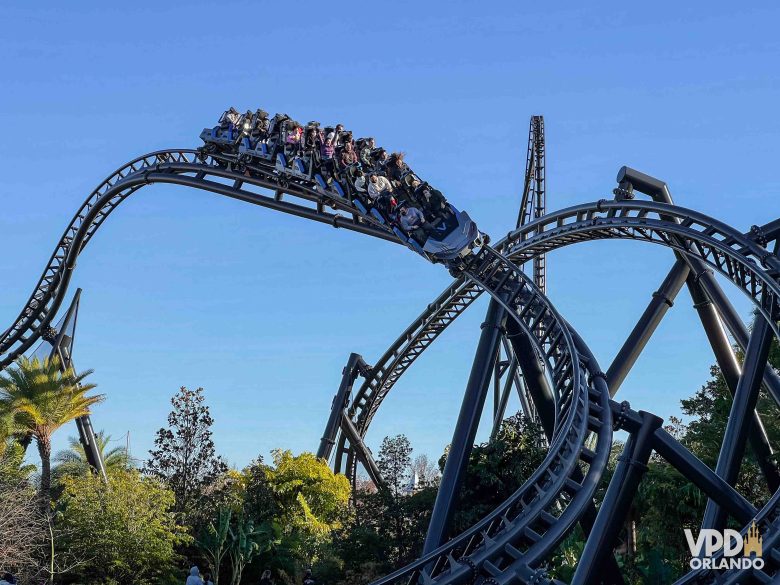 Imagem do carrinho da montanha-russa VelociCoaster em movimento no Islands of Adventure